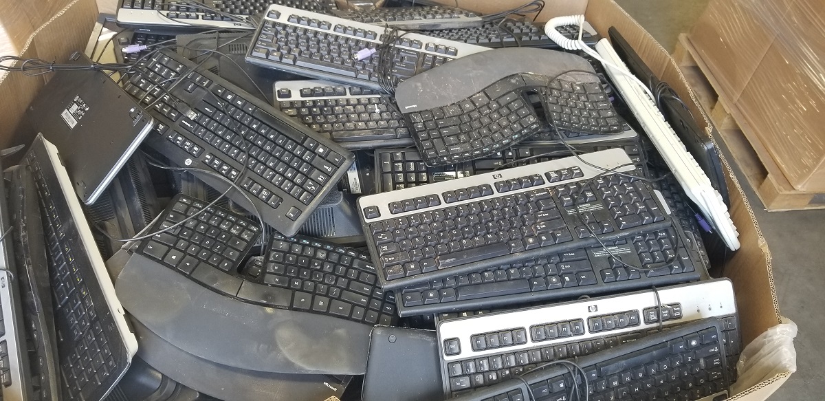 NGS-Lot of Computer Monitors and Keyboards 