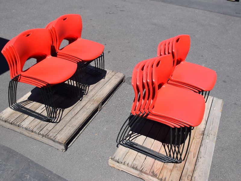 Lot of 20 red chairs 